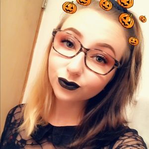 Meet your Posher, Holly